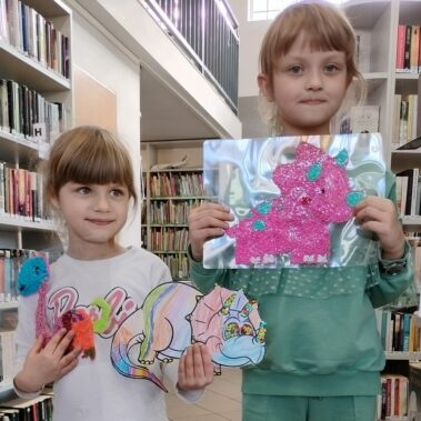 Dziewczynki prezentują swoje prace