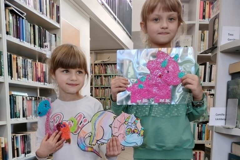 Dziewczynki prezentują swoje prace