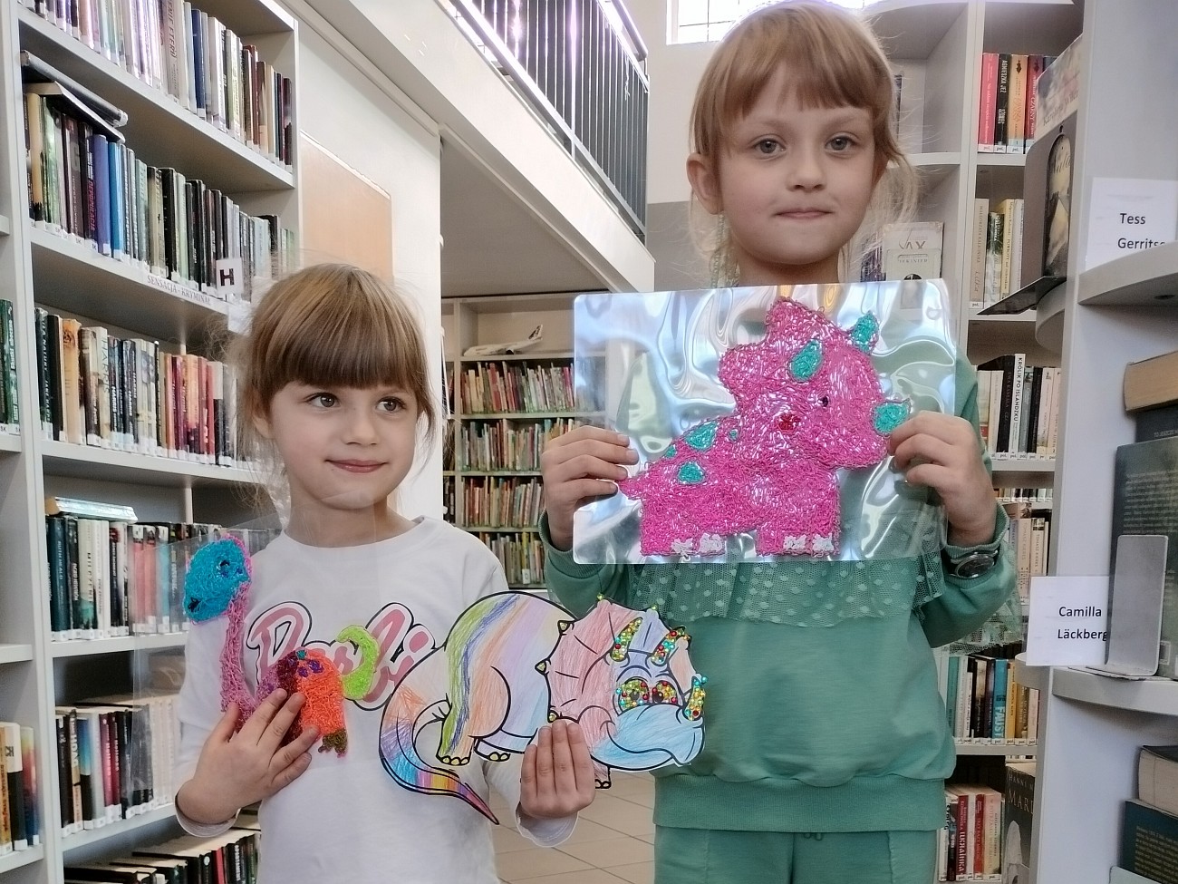 Dziewczynki prezentują swoje prace