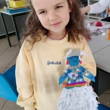 Dziewczynka prezentują swoją pracę - zimową pani