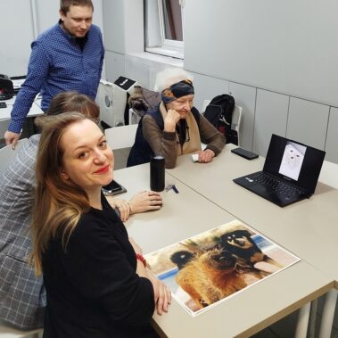 Uczestnicy rozmawiają o zdjęciach