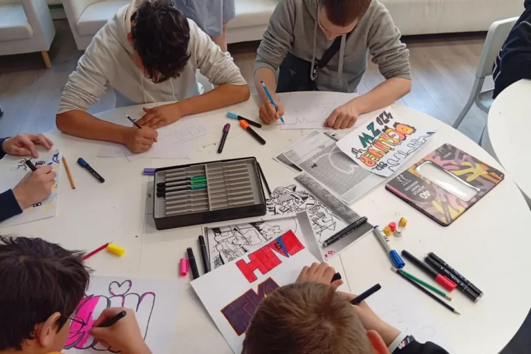 Uczestnicy malują graffiti na podstawie własnego pomysłu i przykładowych ilustracji.