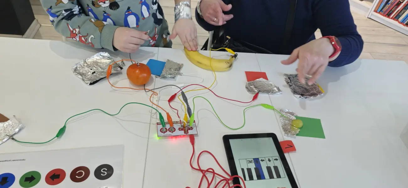 Trwa eksperymenty przy użyciu Makey Makey z użyciem folii, owoców