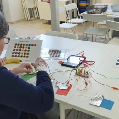 Trwa eksperymenty przy użyciu Makey Makey z użyciem folii, owoców