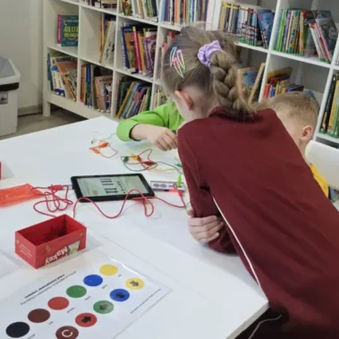 Trwa eksperymenty przy użyciu Makey Makey z użyciem folii, owoców