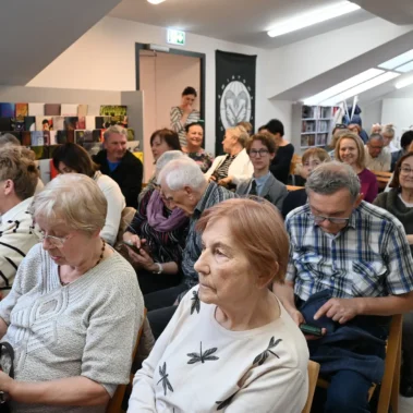 Goście w Wypożyczalni Muzycznej czekają na rozpoczęcie
