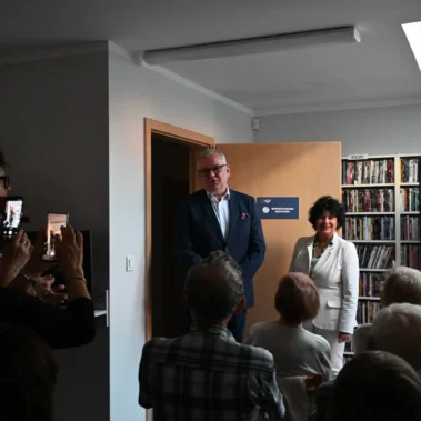 Artur Andrus osobiście wita gości w Wypożyczalni Muzycznej