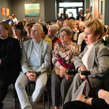 Widok na salę, dużo gości przyszło i słuchają