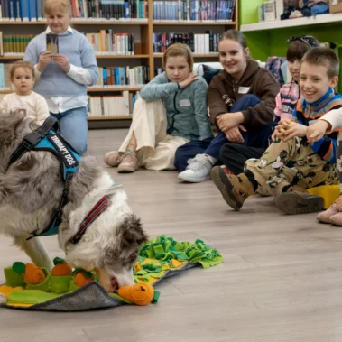 Dzieci obserwują co robi pies Lara