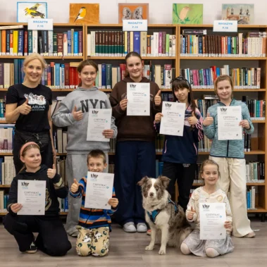 Zdjęcie pamiątkowe - dzieci z psem Larą