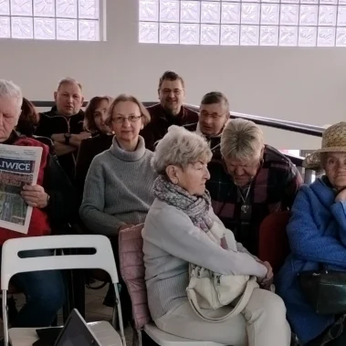 Goście czekają na rozpoczęcie prelekcji