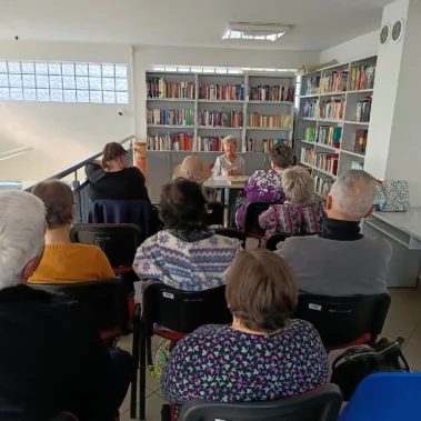 Widok na spotkanie goście i pani Danuta Łyskawa